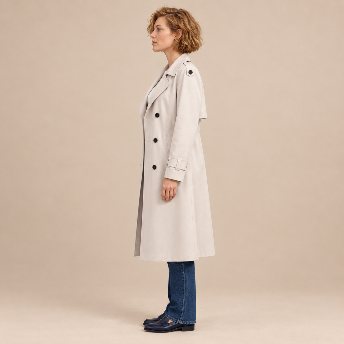 Dubbelrijige damestrenchcoat met strikceintuur en ontspannen pasvorm