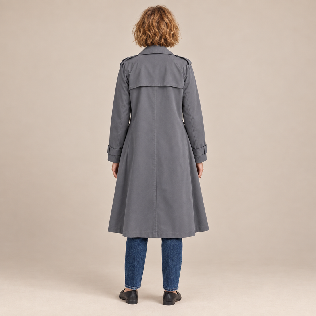 Dubbelrijige damestrenchcoat met strikceintuur en ontspannen pasvorm