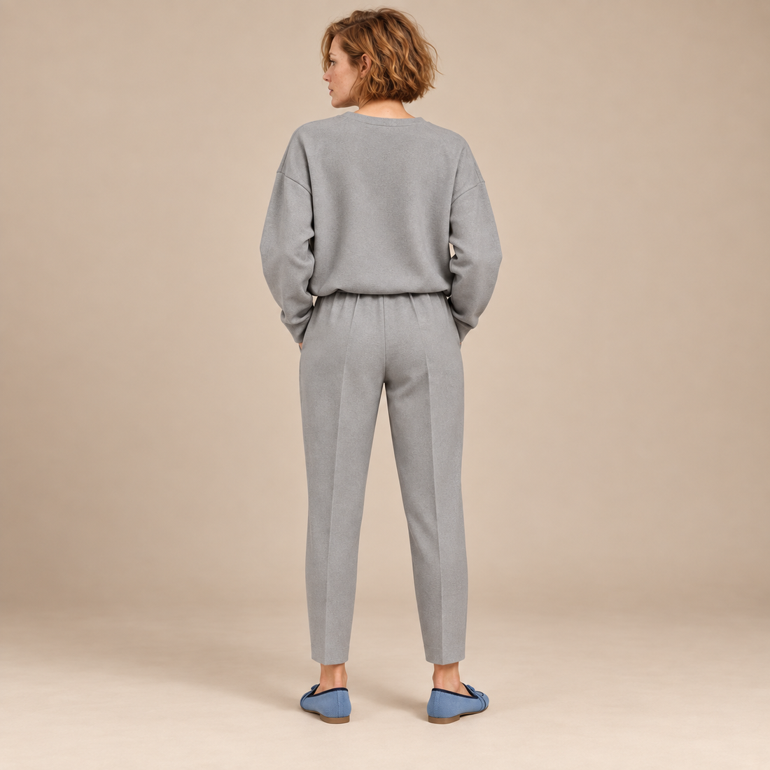 Tweedelige co-ordset voor dames: sweater met ronde hals en taps toelopende broek