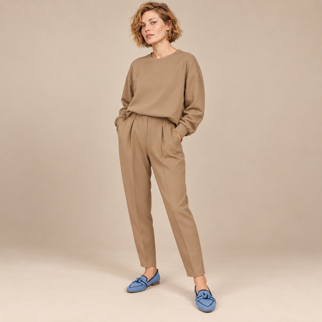 Tweedelige co-ordset voor dames: sweater met ronde hals en taps toelopende broek