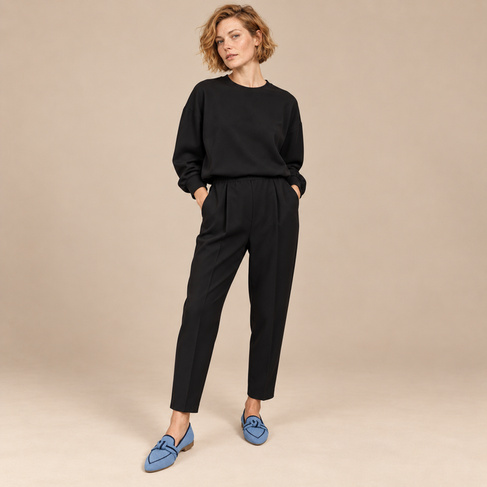 Tweedelige co-ordset voor dames: sweater met ronde hals en taps toelopende broek