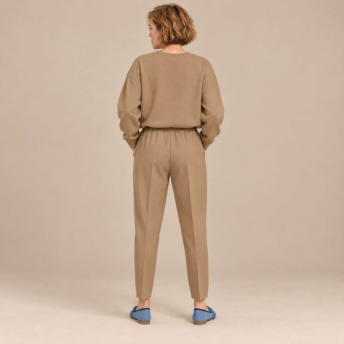 Tweedelige co-ordset voor dames: sweater met ronde hals en taps toelopende broek