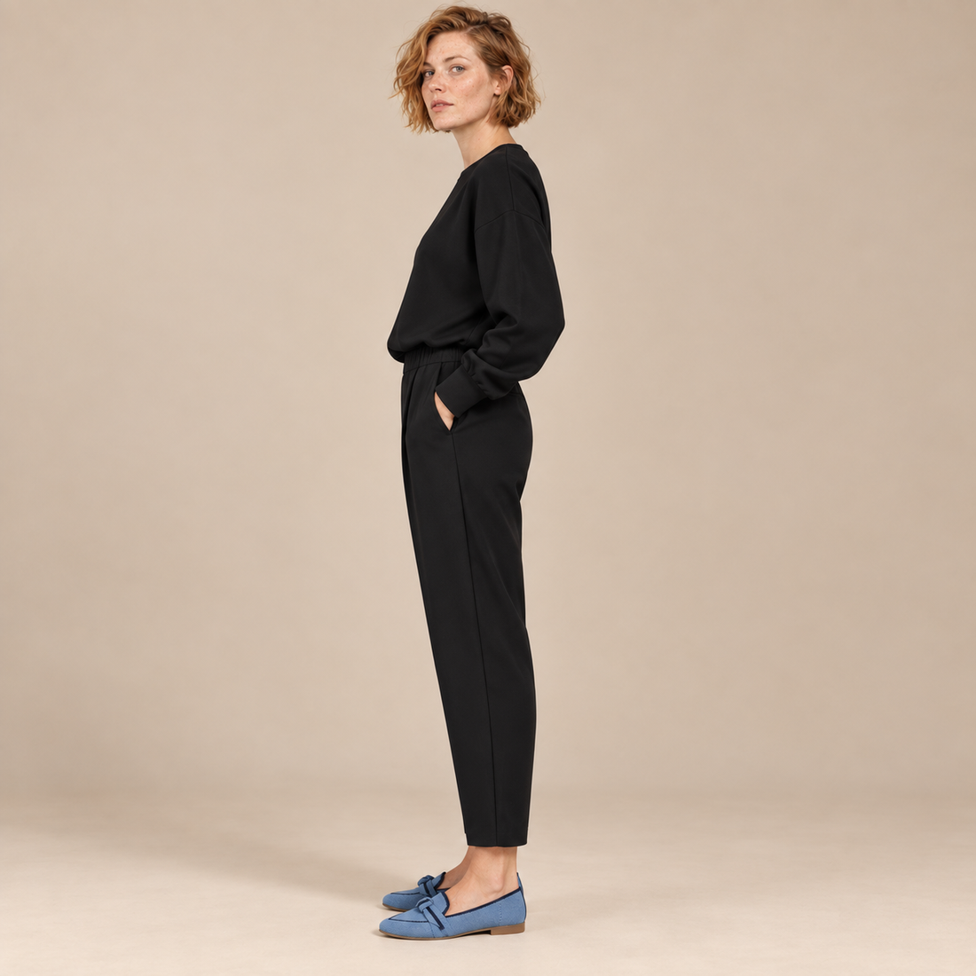 Tweedelige co-ordset voor dames: sweater met ronde hals en taps toelopende broek