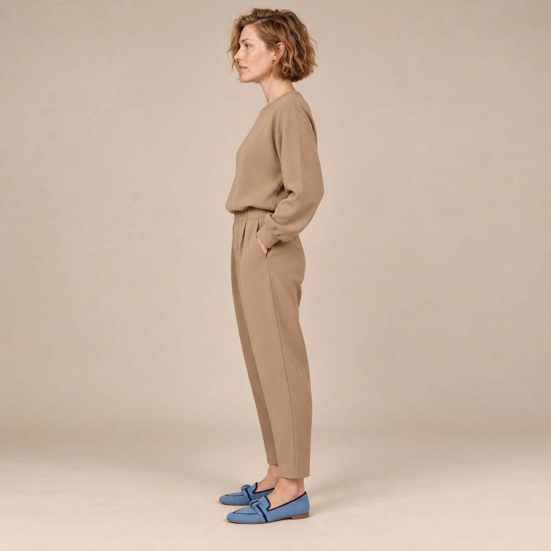 Tweedelige co-ordset voor dames: sweater met ronde hals en taps toelopende broek
