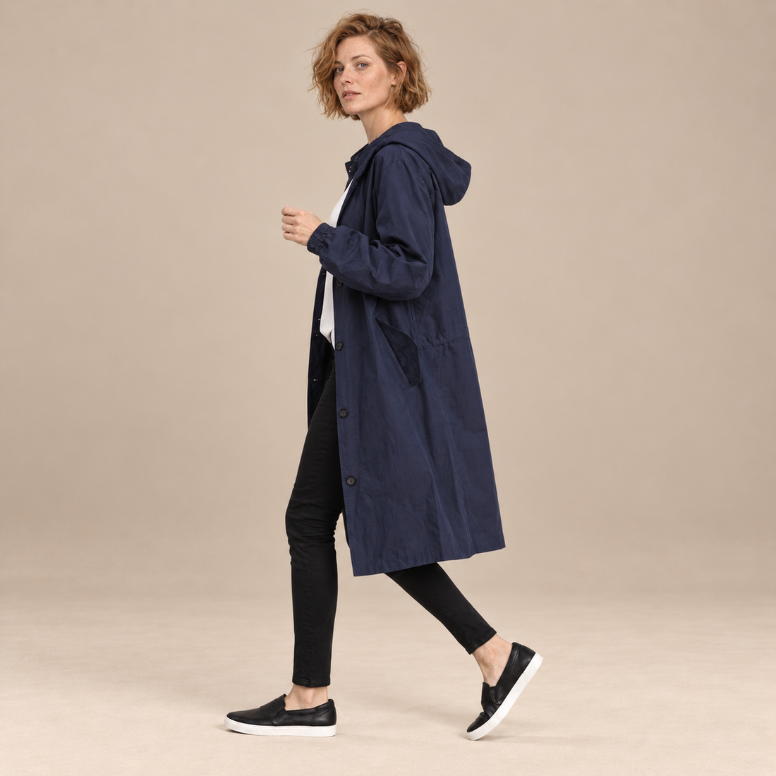 Lange damestrenchcoat met capuchon en knoopsluiting