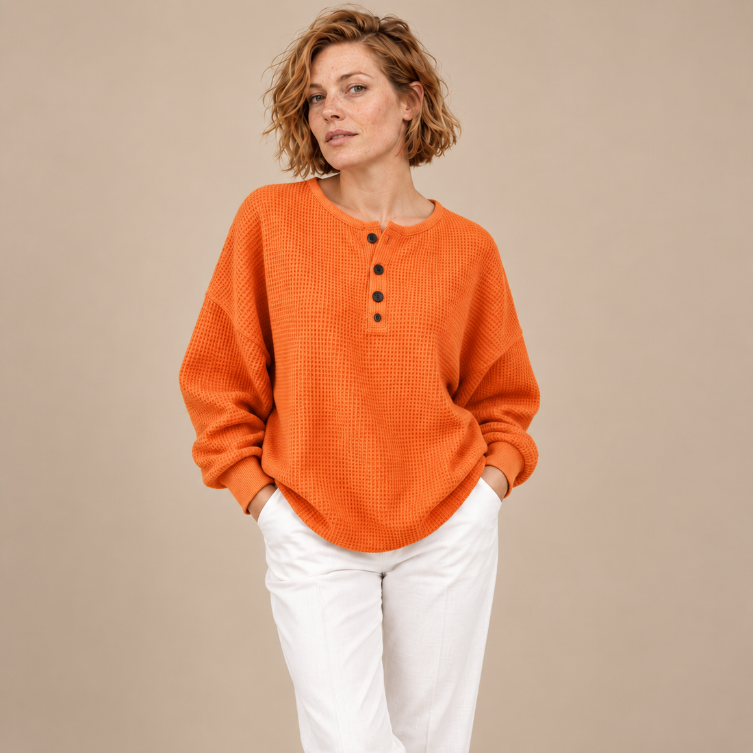 Wafeltrui voor dames met henleyhals en knoopdetail