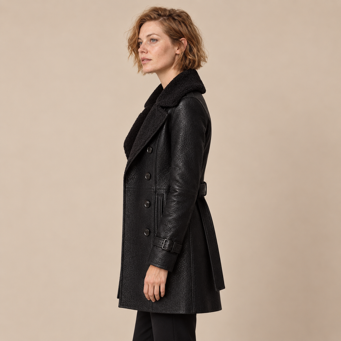 Damestrenchcoat van imitatieleer met kraag van imitatielammy