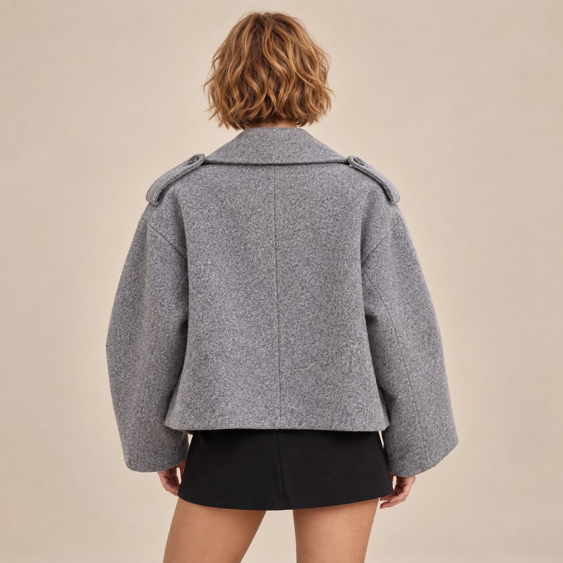 Oversized kort damesjasje met reverskraag en knoopsluiting