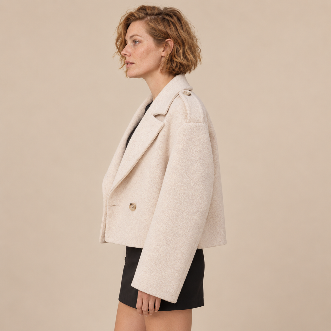 Oversized kort damesjasje met reverskraag en knoopsluiting