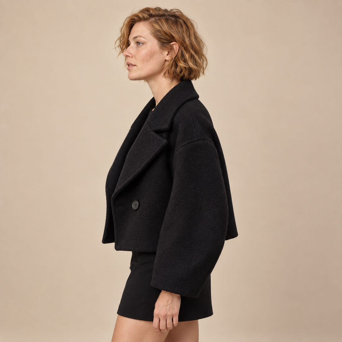 Oversized kort damesjasje met reverskraag en knoopsluiting