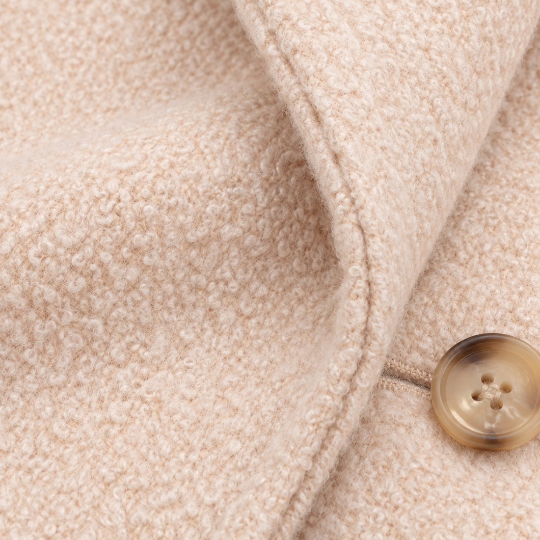 Oversized kort damesjasje met reverskraag en knoopsluiting