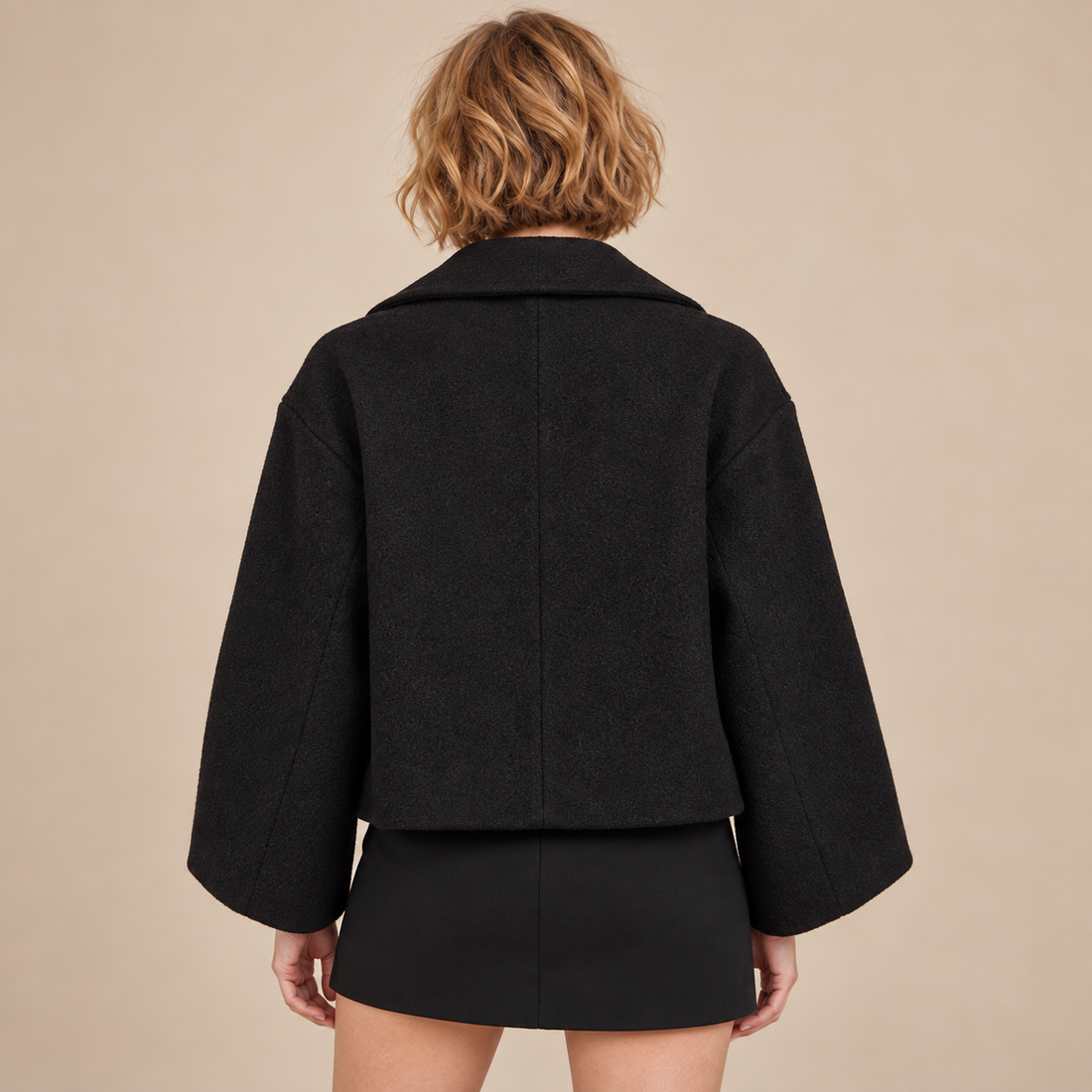 Oversized kort damesjasje met reverskraag en knoopsluiting