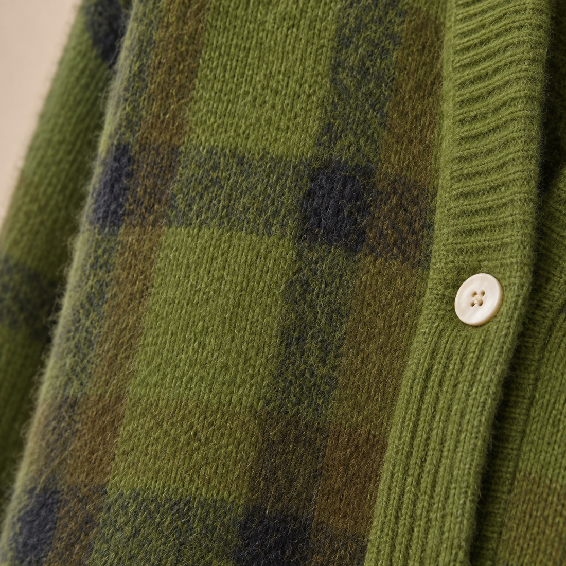 Gebreid damesvest met knoopsluiting en ruitpatroon