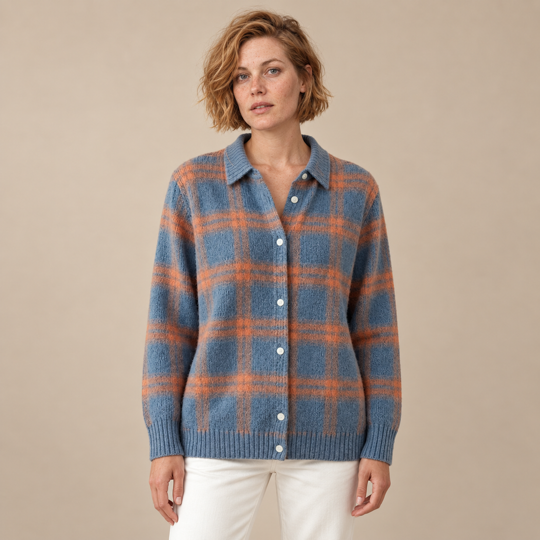 Gebreid damesvest met knoopsluiting en ruitpatroon
