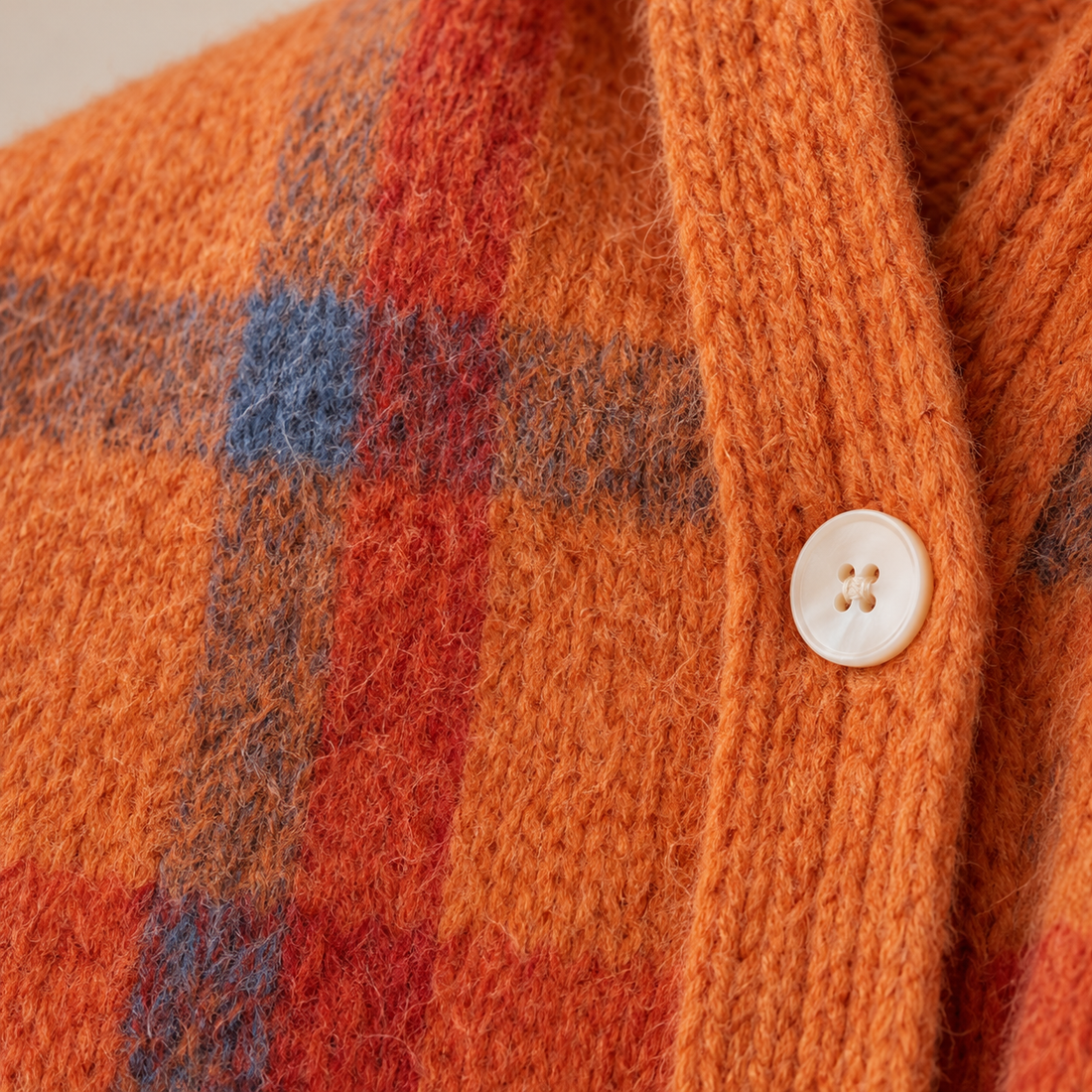 Gebreid damesvest met knoopsluiting en ruitpatroon