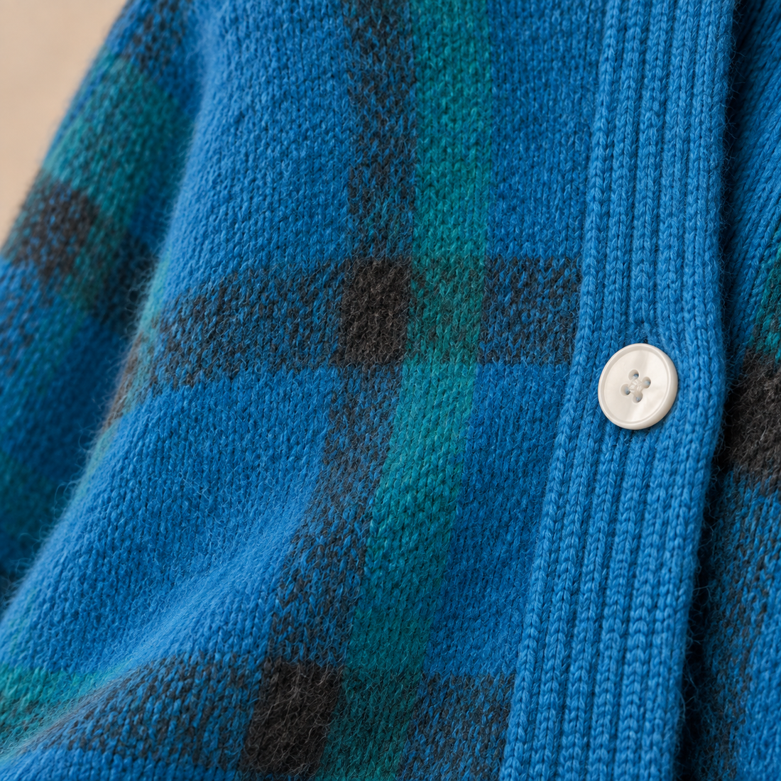 Gebreid damesvest met knoopsluiting en ruitpatroon