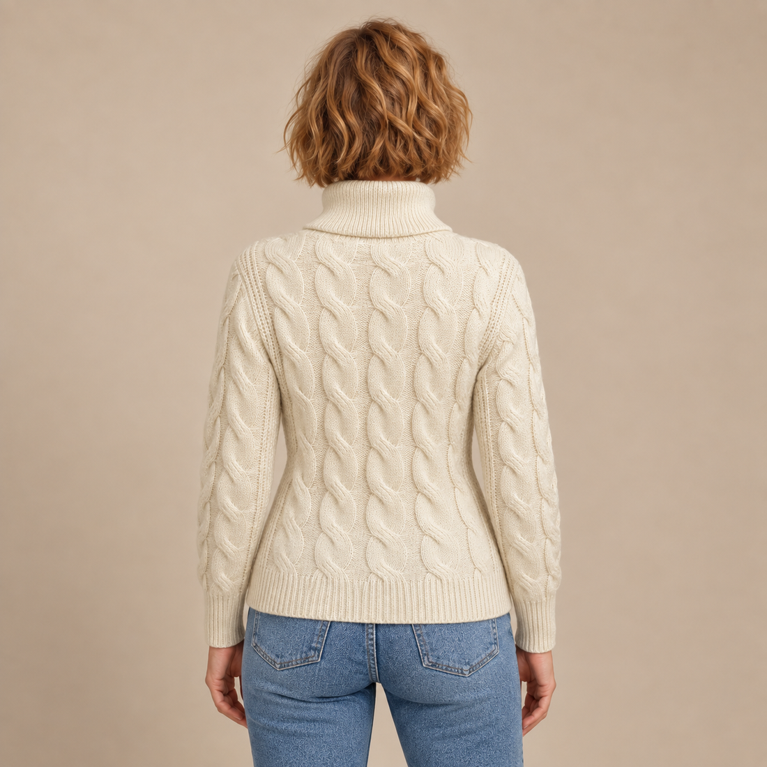 Aansluitende kabelgebreide damescoltrui met lange mouwen