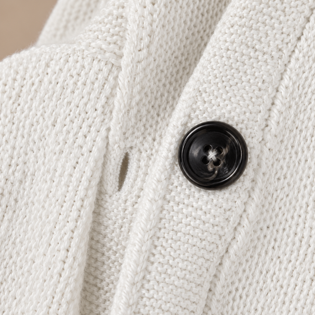 Damesvest met knoopsluiting en gewatteerde panelen