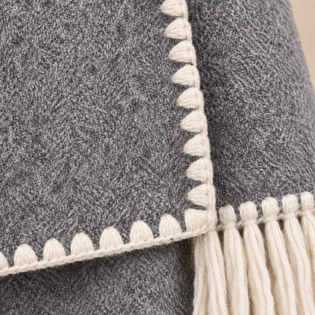 Capejas voor dames met contrastrand en franjes