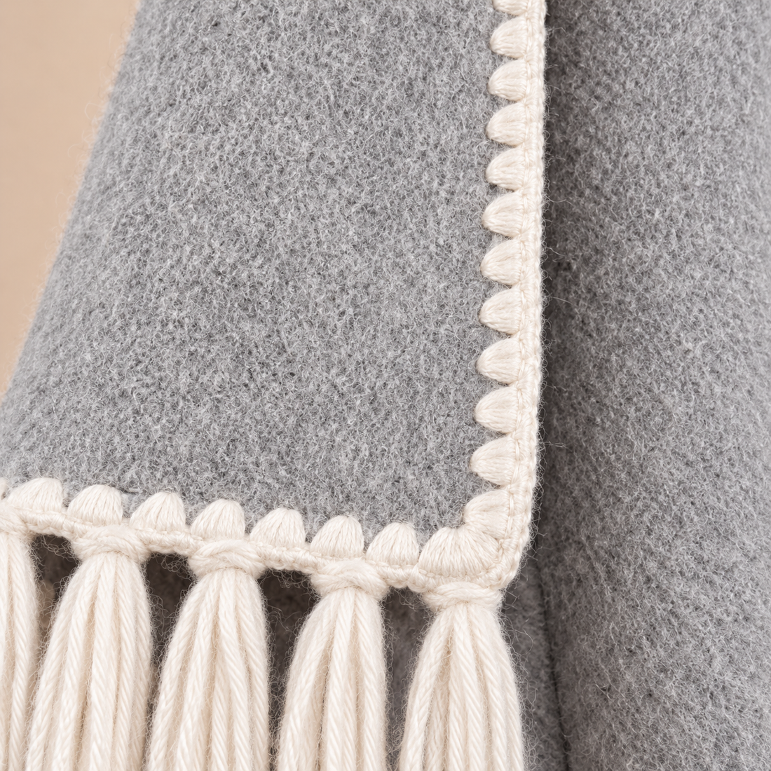 Oversized capejas voor dames met franjes en contrasterende stiksels