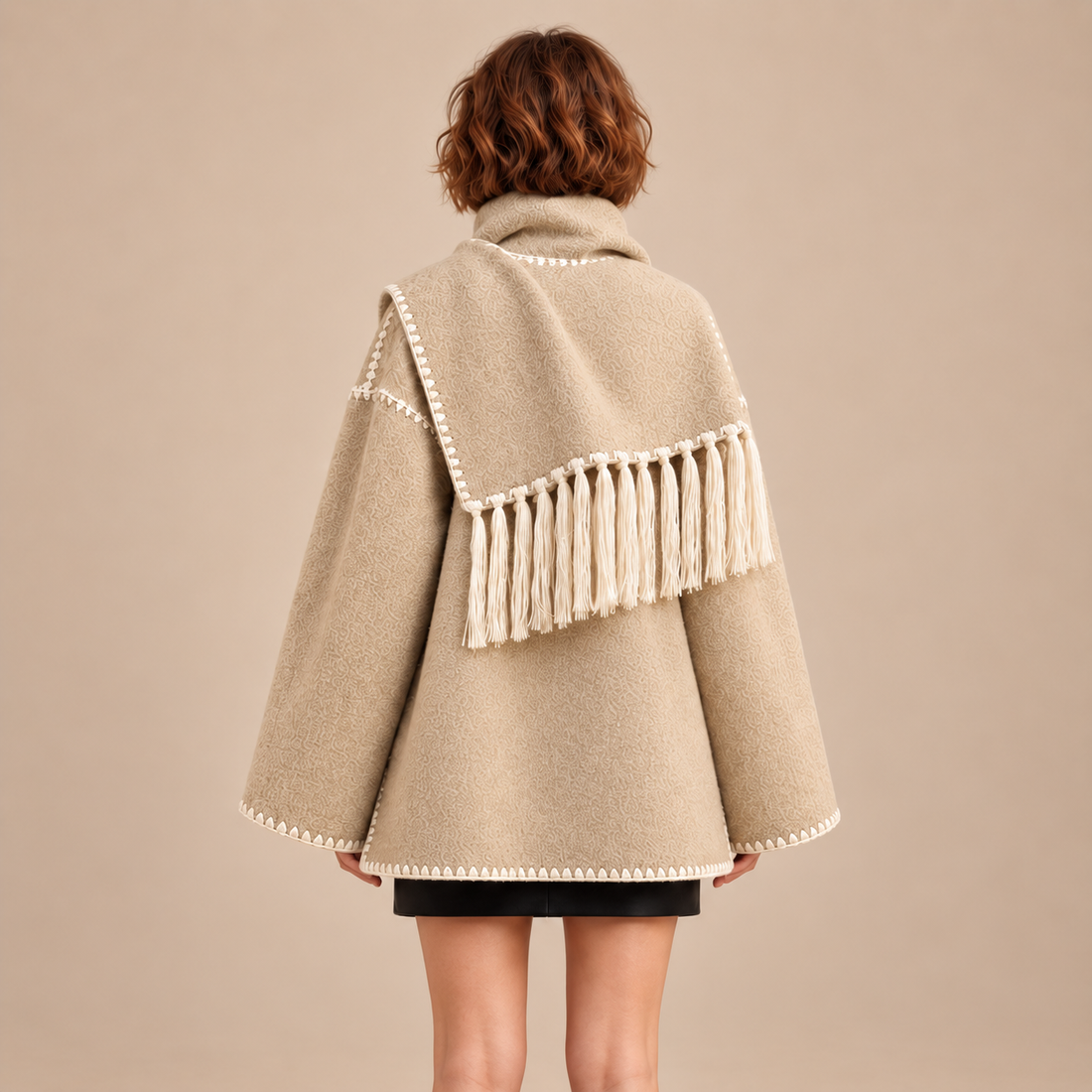 Oversized capejas voor dames met franjes en contrasterende stiksels