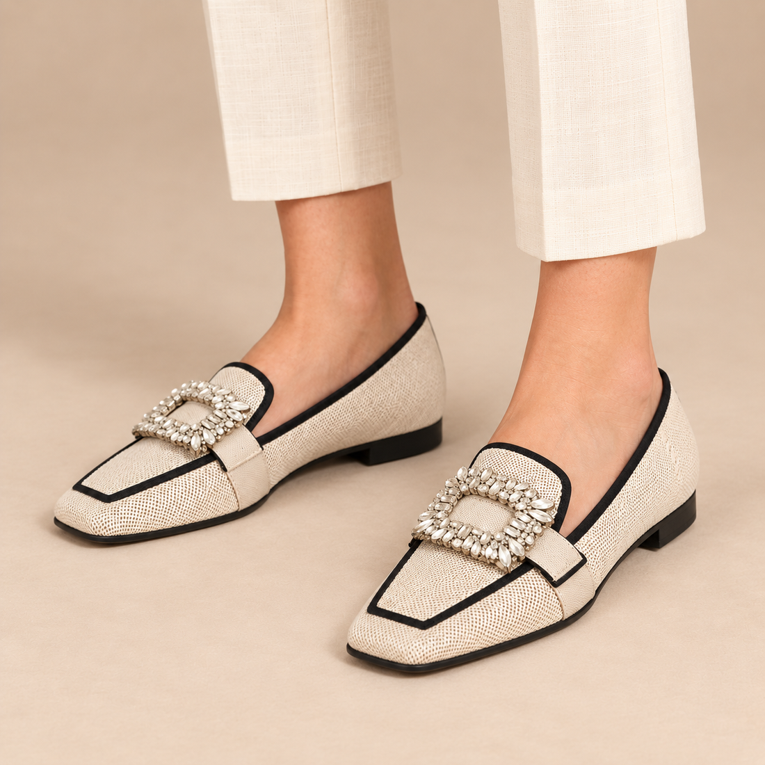 Loafers voor dames met versierde gesp en contrasterende bies