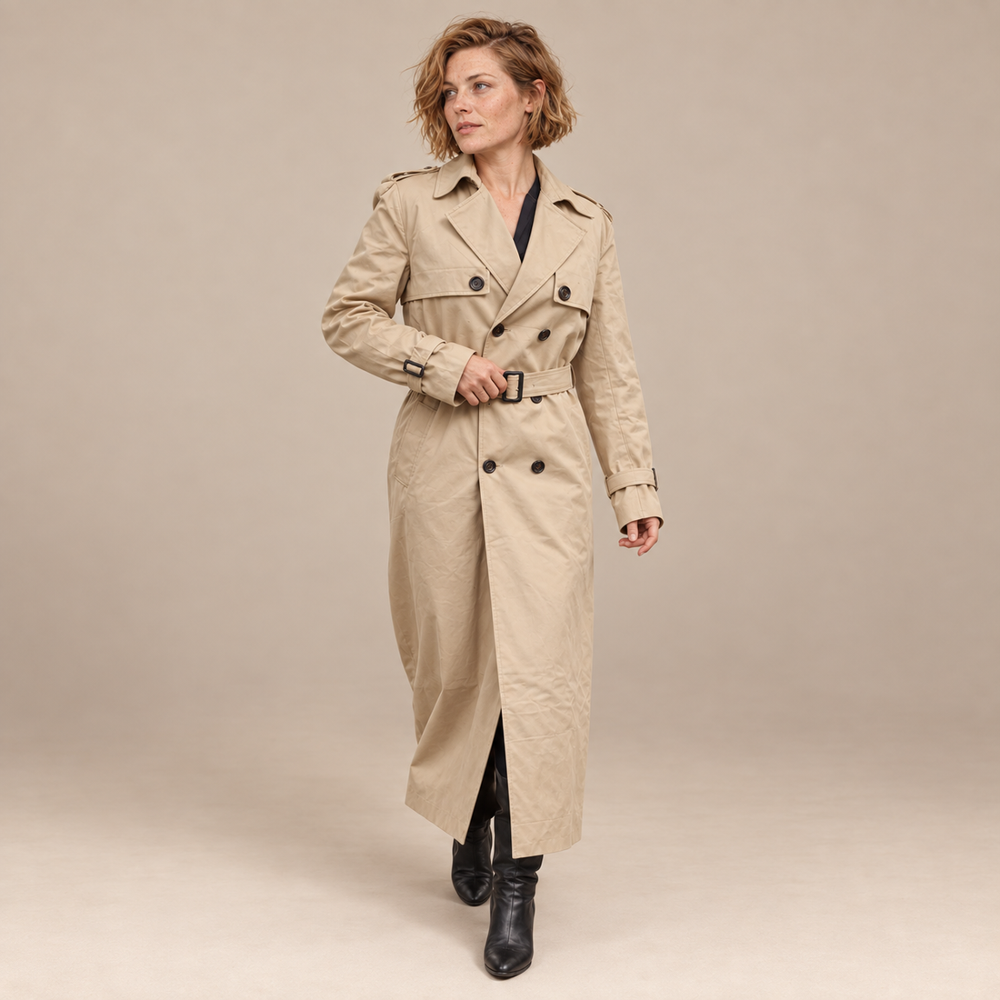 Lange dubbelrijige damestrenchcoat met gespceintuur en epauletten