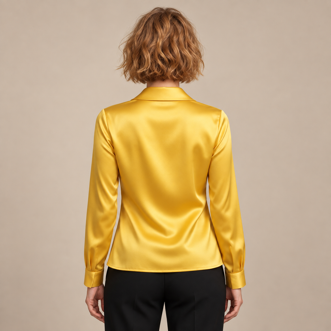 Satijnen damesblouse met gedrapeerde kraag en lange mouwen