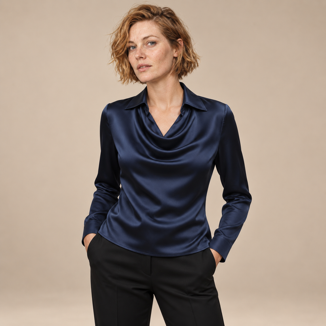 Satijnen damesblouse met gedrapeerde kraag en lange mouwen