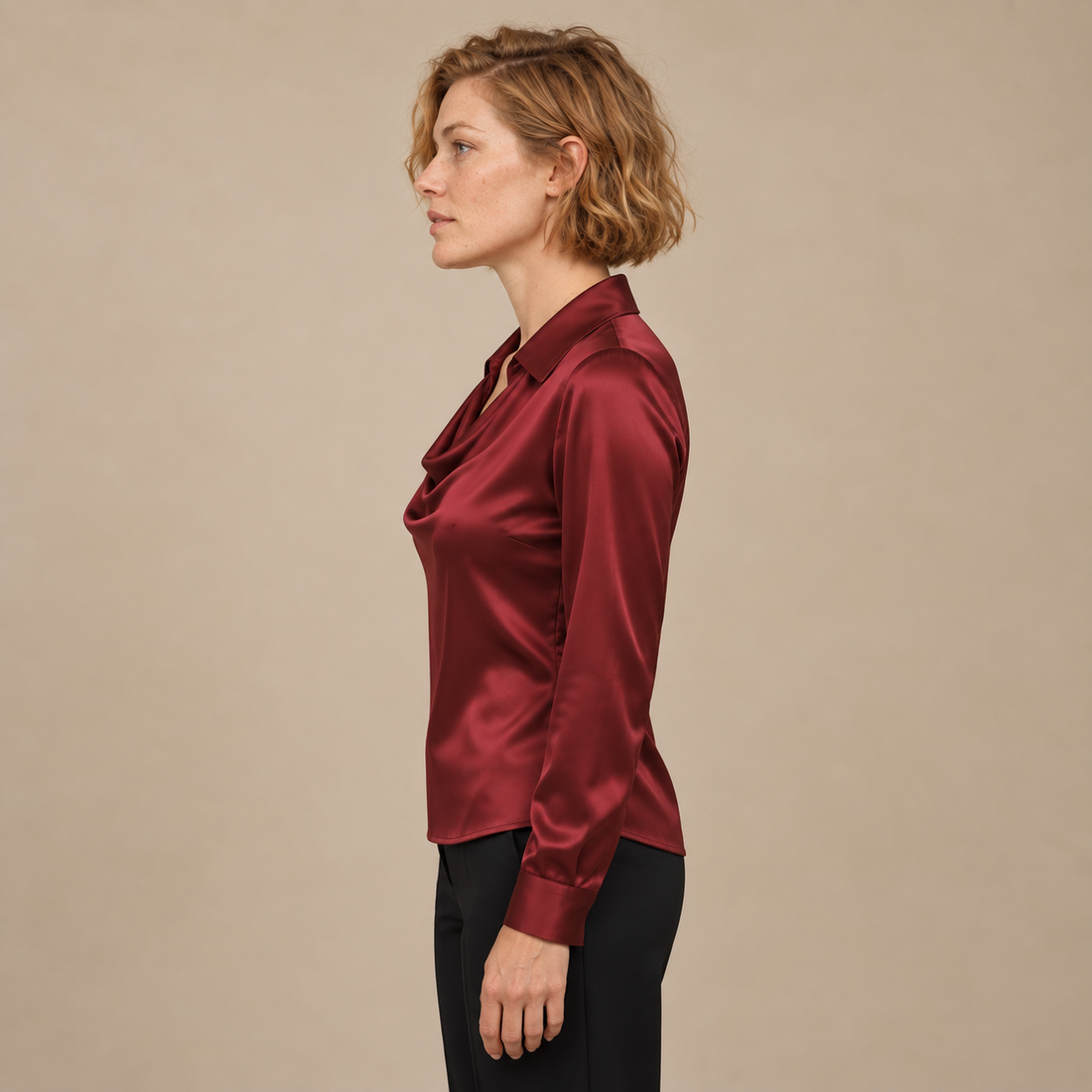 Satijnen damesblouse met gedrapeerde kraag en lange mouwen