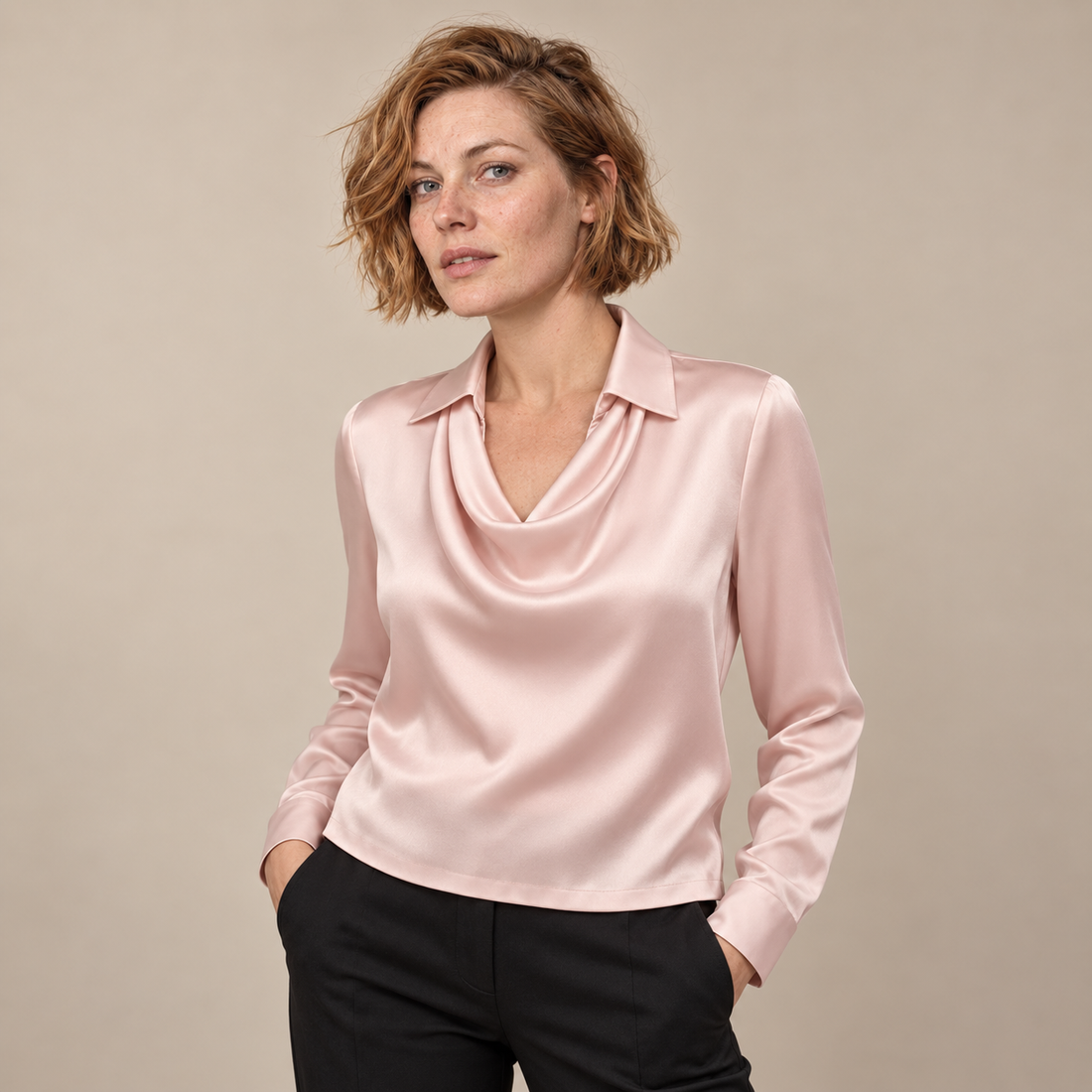 Satijnen damesblouse met gedrapeerde kraag en lange mouwen