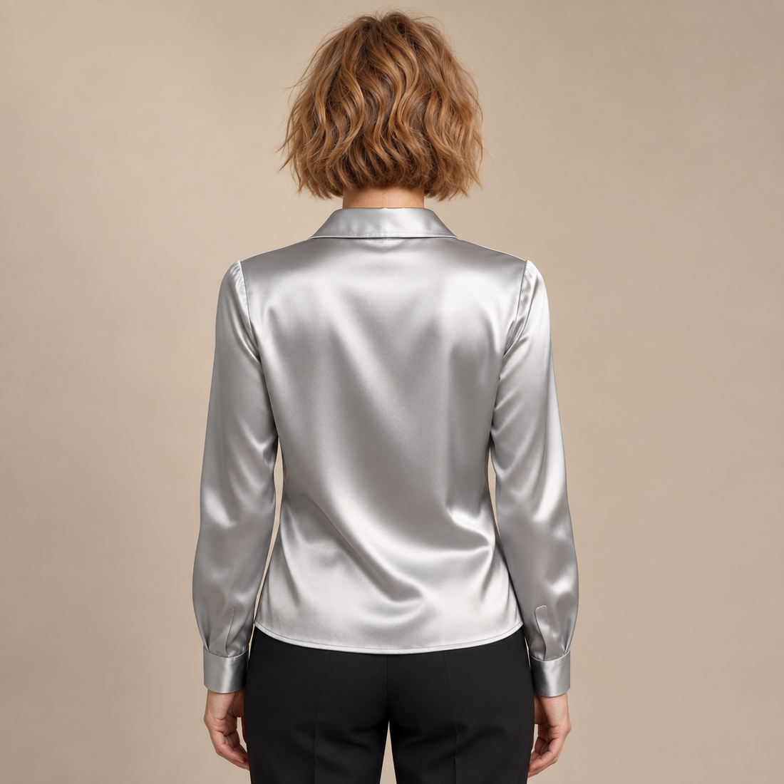 Satijnen damesblouse met gedrapeerde kraag en lange mouwen