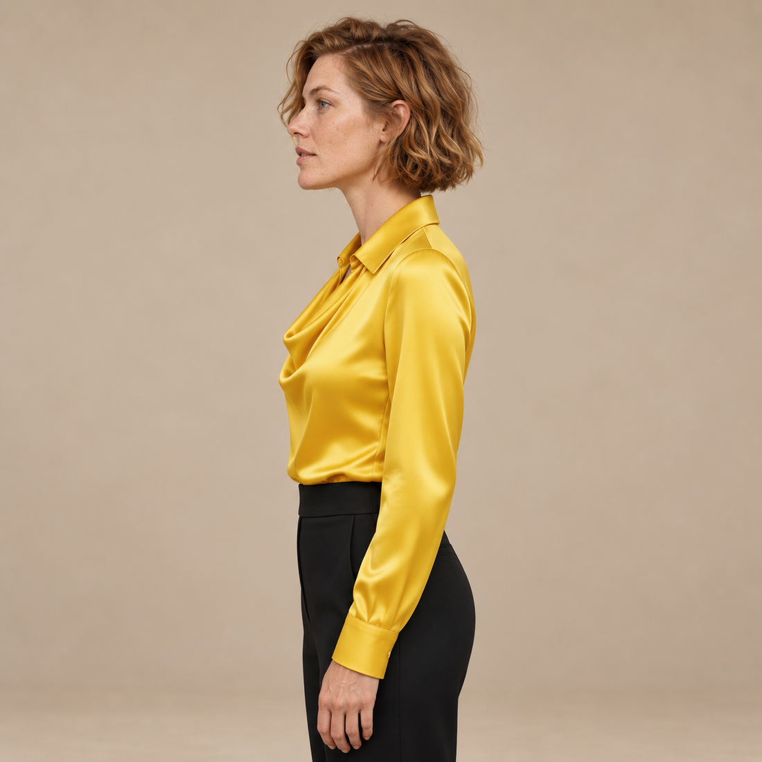 Satijnen damesblouse met gedrapeerde kraag en lange mouwen