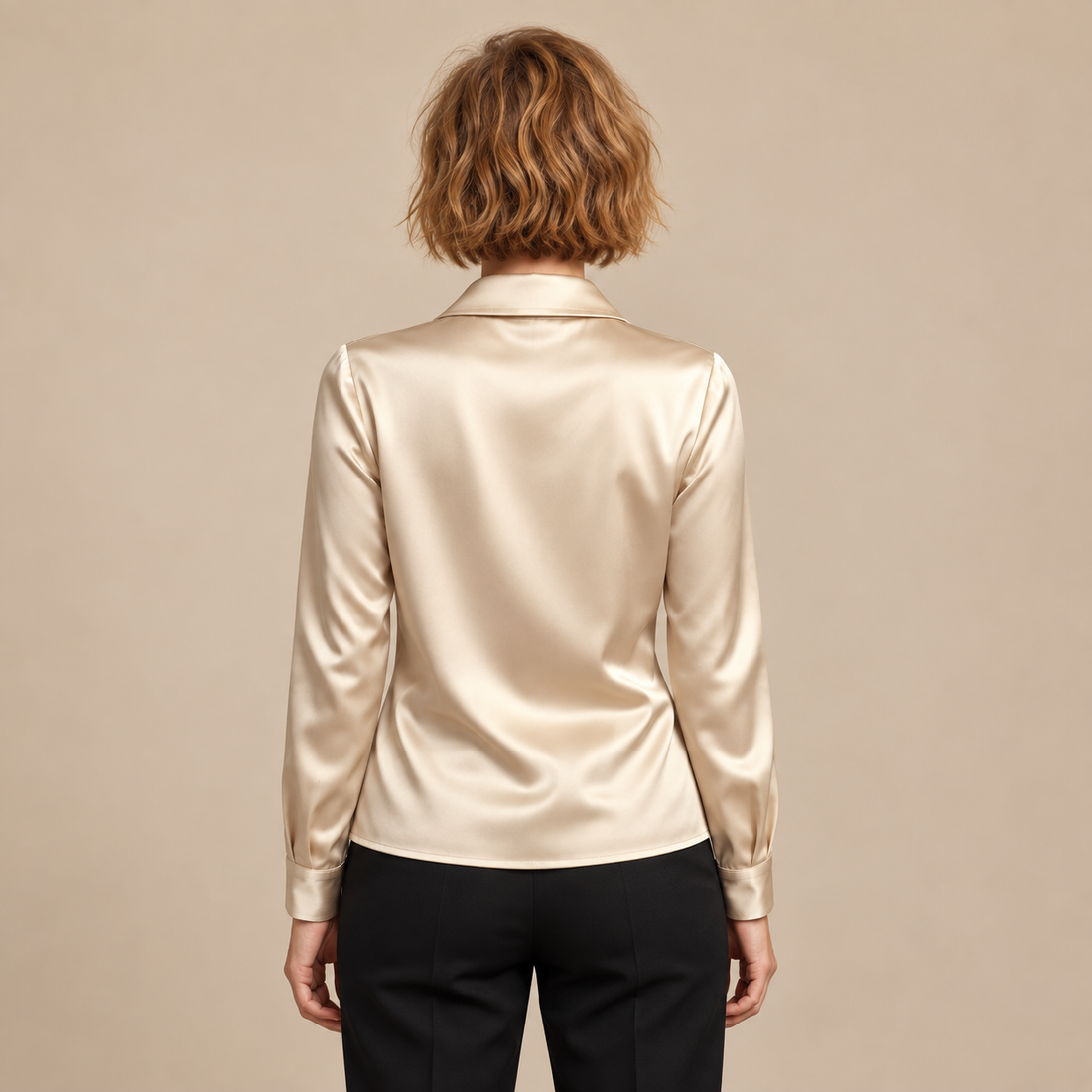 Satijnen damesblouse met gedrapeerde kraag en lange mouwen