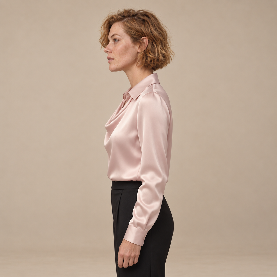Satijnen damesblouse met gedrapeerde kraag en lange mouwen