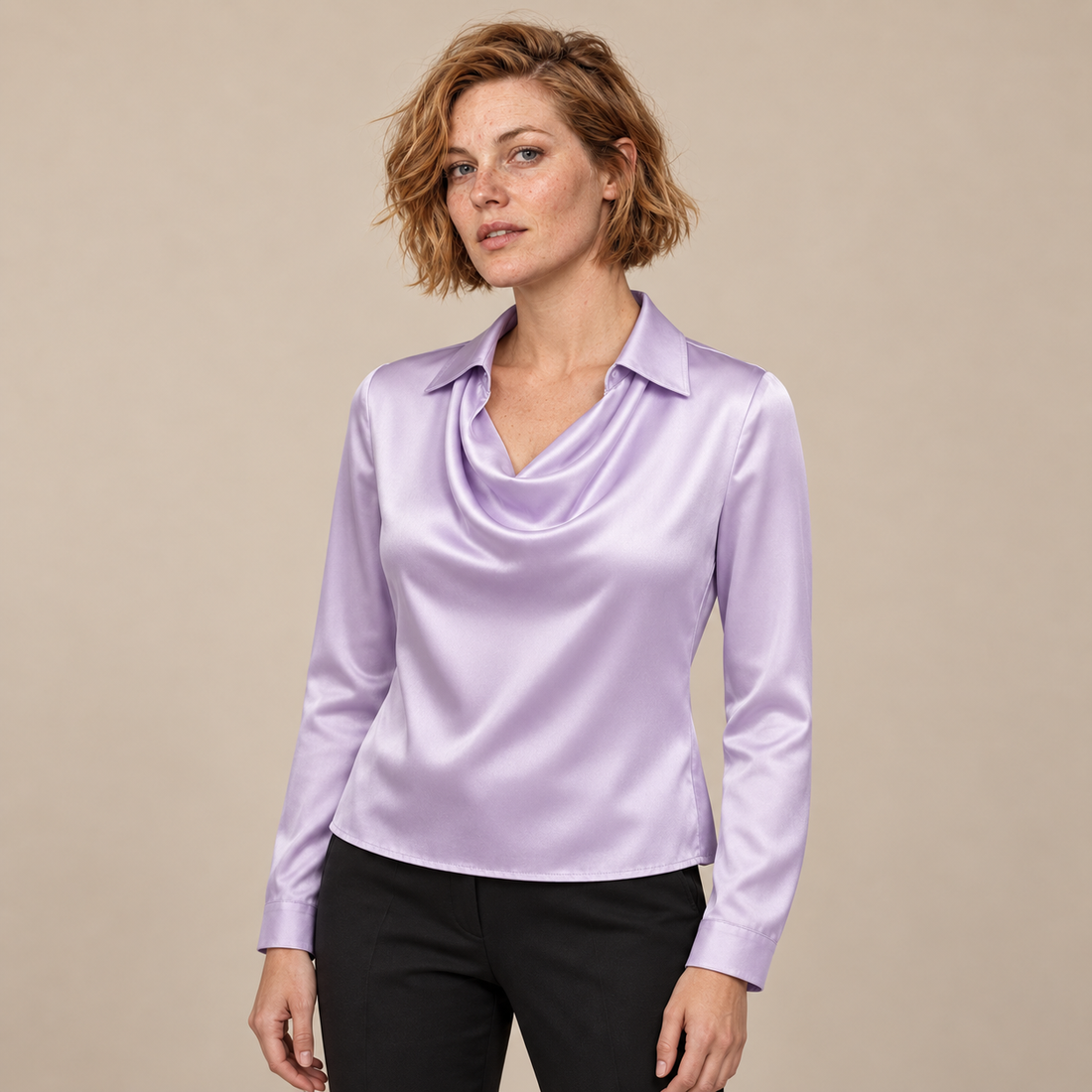 Satijnen damesblouse met gedrapeerde kraag en lange mouwen