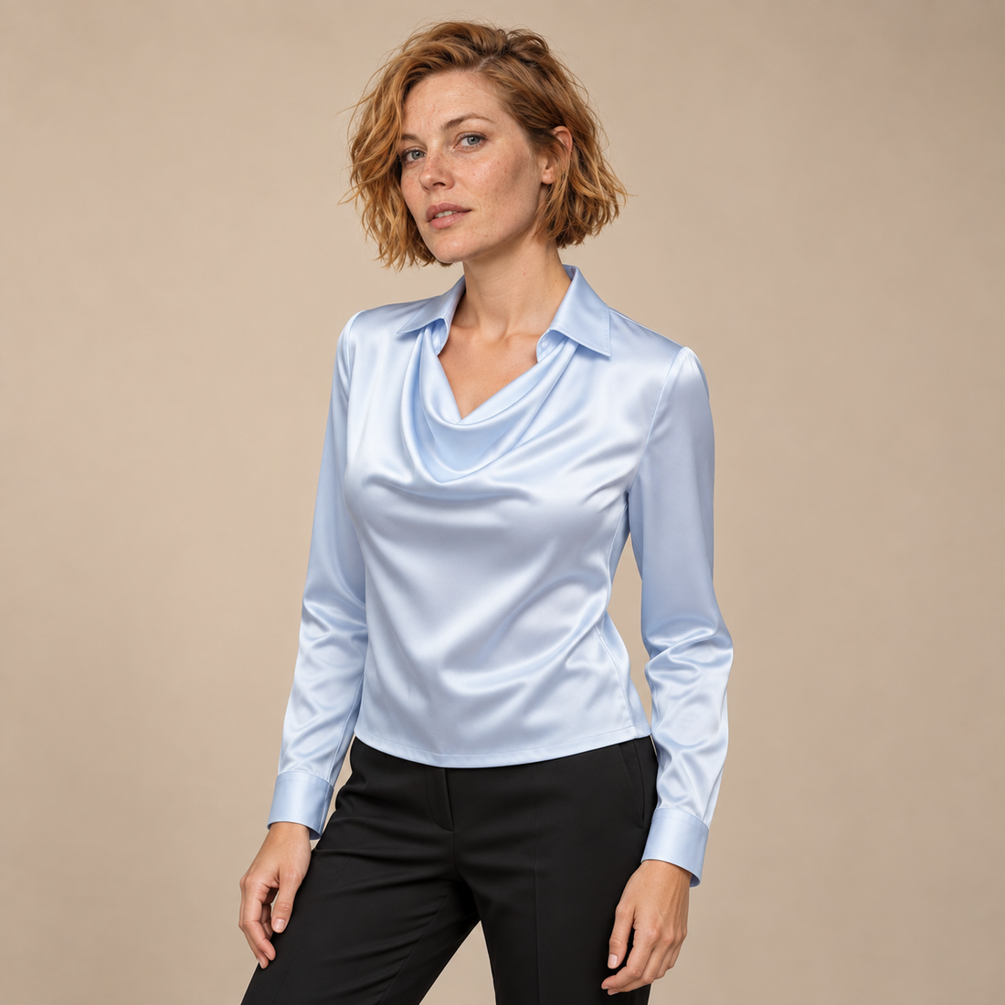 Satijnen damesblouse met gedrapeerde kraag en lange mouwen