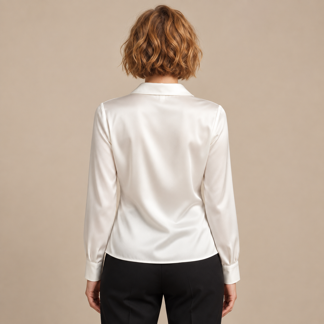 Satijnen damesblouse met gedrapeerde kraag en lange mouwen