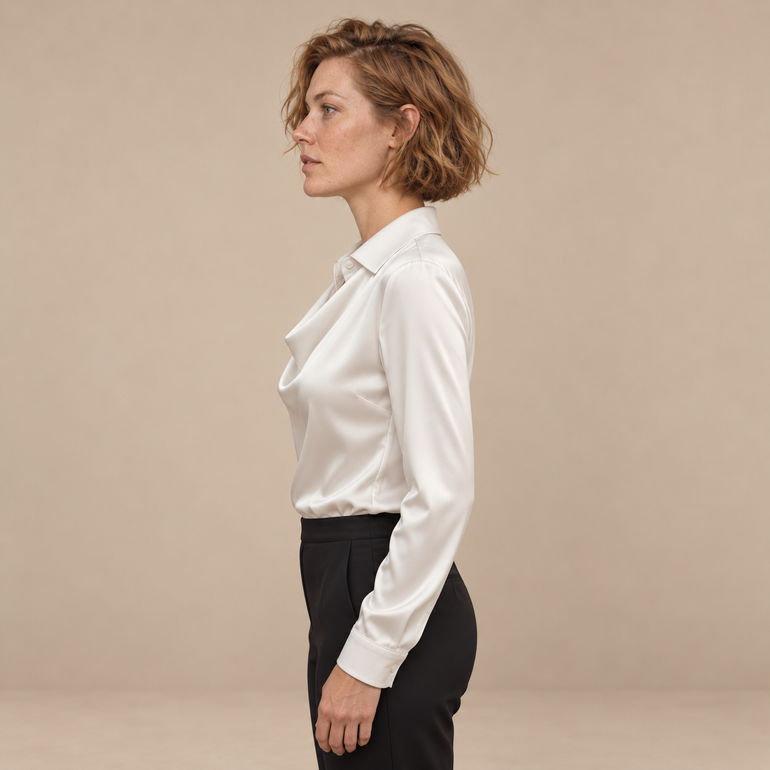 Satijnen damesblouse met gedrapeerde kraag en lange mouwen