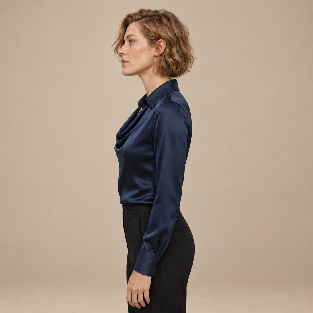 Satijnen damesblouse met gedrapeerde kraag en lange mouwen