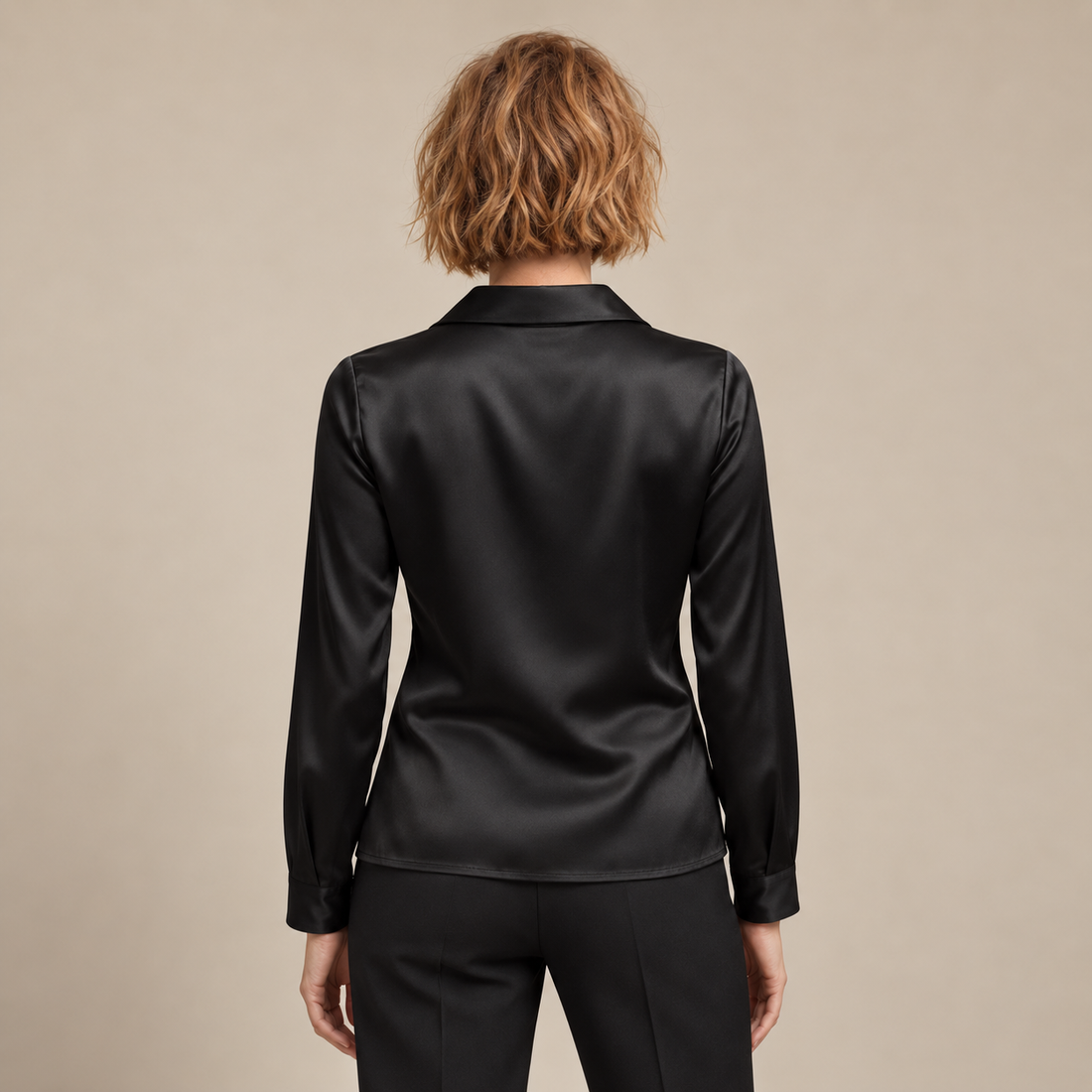 Satijnen damesblouse met gedrapeerde kraag en lange mouwen