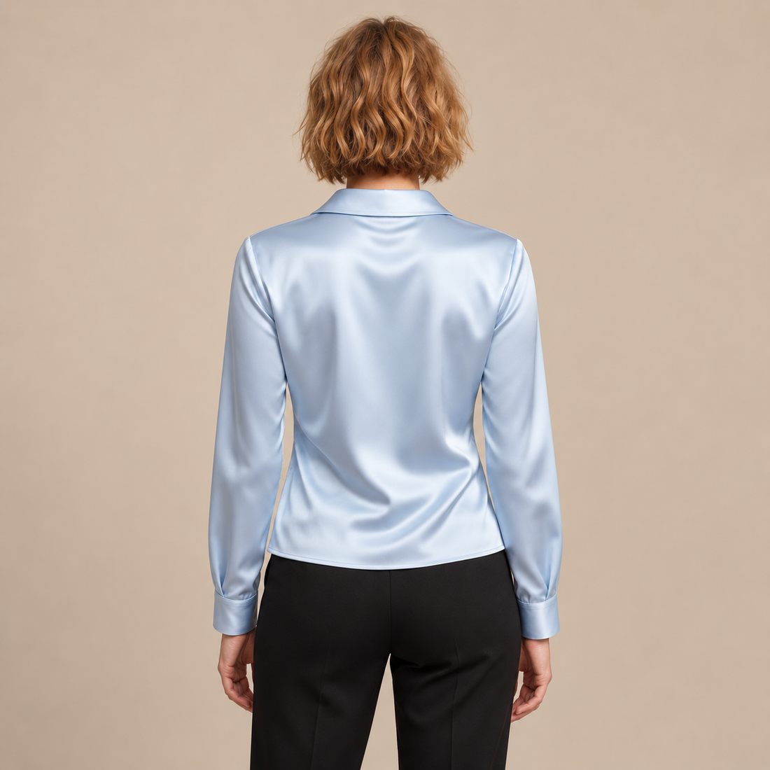 Satijnen damesblouse met gedrapeerde kraag en lange mouwen