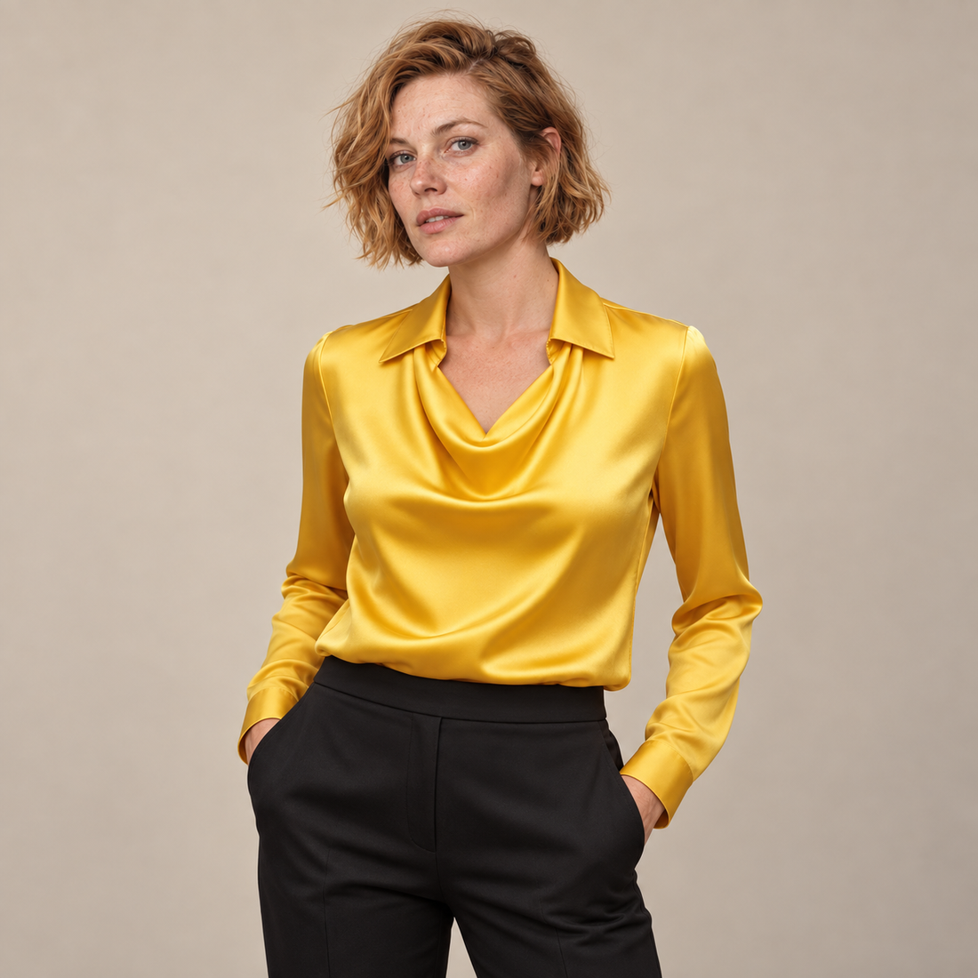 Satijnen damesblouse met gedrapeerde kraag en lange mouwen