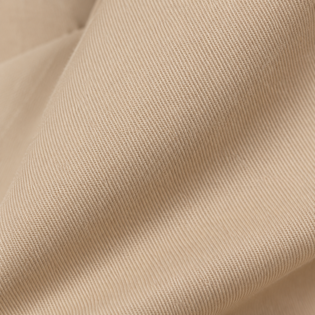 Dubbelrijige damestrenchcoat met ceintuur in de taille