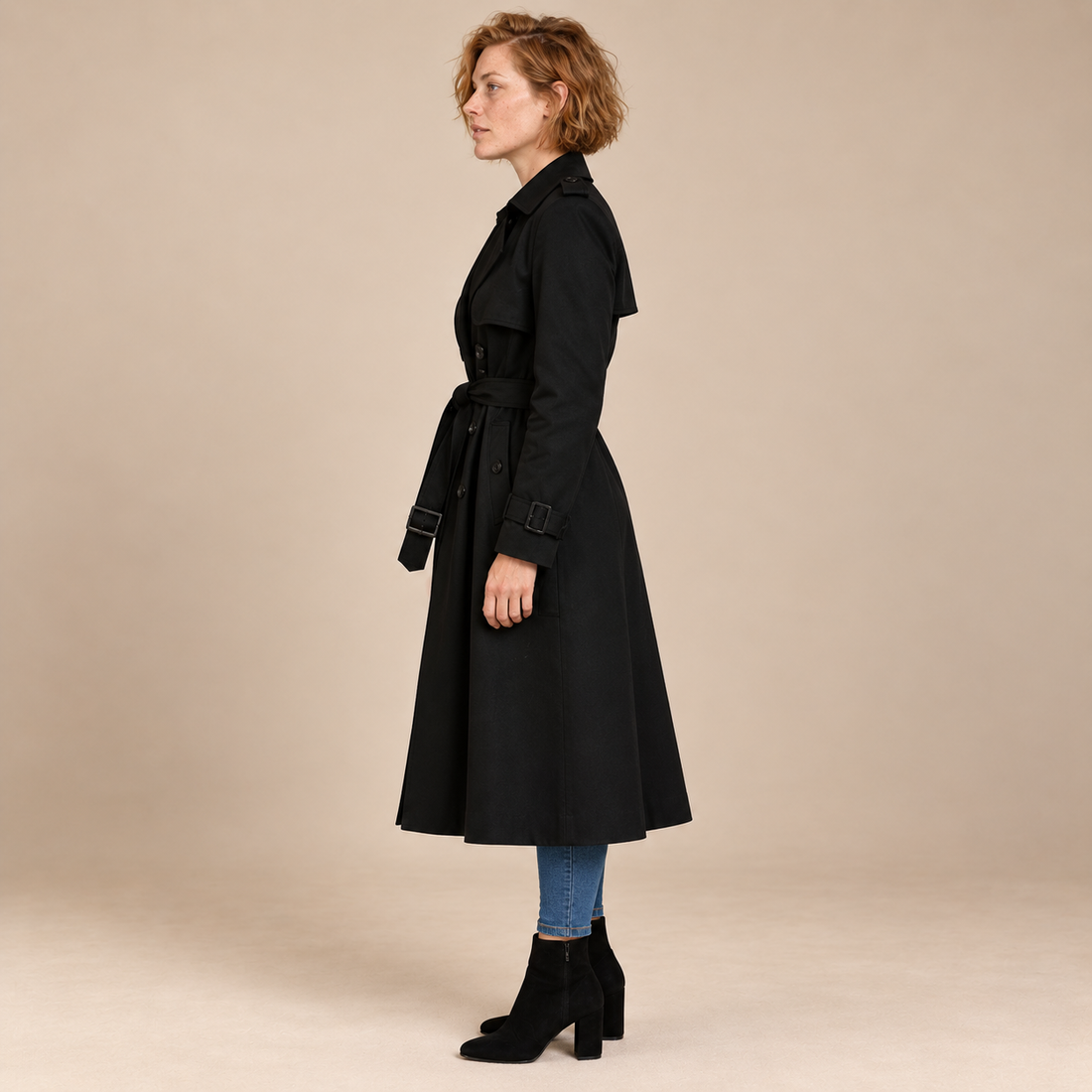 Dubbelrijige damestrenchcoat met strikceintuur
