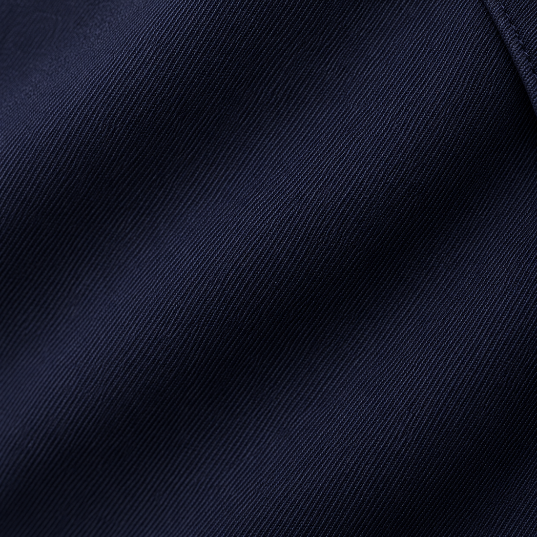 Dubbelrijige damestrenchcoat met strikceintuur