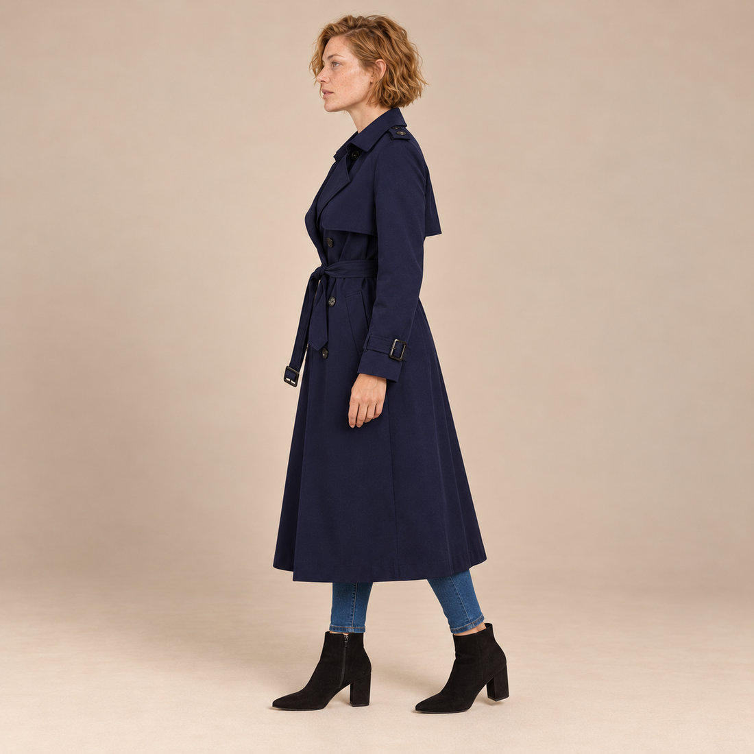 Dubbelrijige damestrenchcoat met strikceintuur