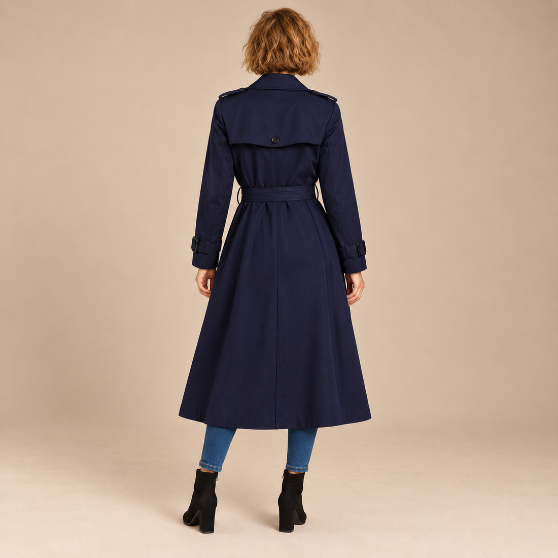 Dubbelrijige damestrenchcoat met strikceintuur