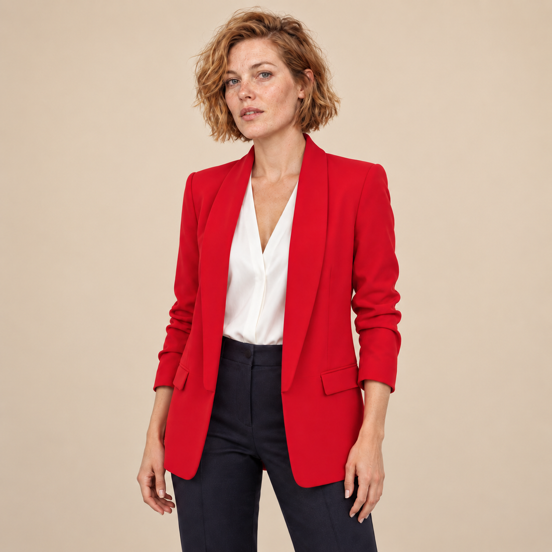 Damesblazer met overslagkraag en getailleerde pasvorm