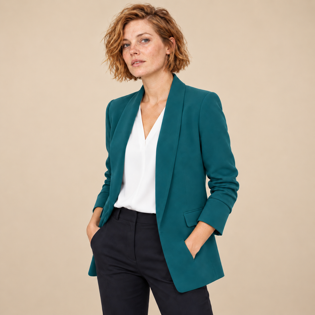 Damesblazer met overslagkraag en getailleerde pasvorm